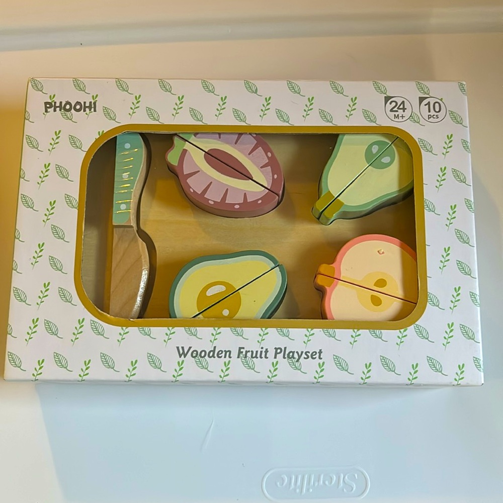 NWOT Phoohi Wooden Fruit Playset w/cutting board knife & 4 fruits. Still sealed